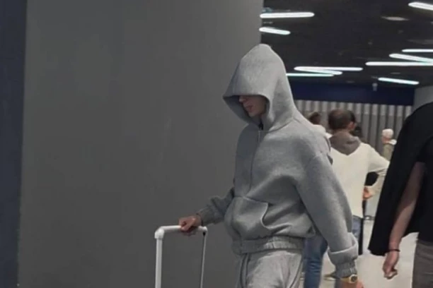 OVAJ MLADIĆ ČUVA VOJAŽU LEĐA NA AERODROMU! Reper se zakamuflirao, niko ga ne prepoznaje! (FOTO)