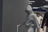 OVAJ MLADIĆ ČUVA VOJAŽU LEĐA NA AERODROMU! Reper se zakamuflirao, niko ga ne prepoznaje! (FOTO)