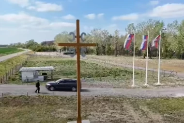 POSTAVLJEN OGROMAN KRST U BATROVCIMA: Impozantno obeležje od 12 metara ponosno stoji uz državne zastave, prizor koji oduzima dah! (VIDEO)