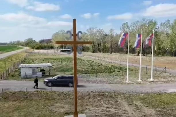 POSTAVLJEN OGROMAN KRST U BATROVCIMA: Impozantno obeležje od 12 metara ponosno stoji uz državne zastave, prizor koji oduzima dah! (VIDEO)