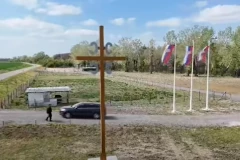 POSTAVLJEN OGROMAN KRST U BATROVCIMA: Impozantno obeležje od 12 metara ponosno stoji uz državne zastave, prizor koji oduzima dah! (VIDEO)