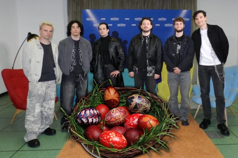 EVROVIZIJSKI HAOS S JAJIMA! Naši momci iz Lavine učili strance kako da se tucaju, jedan učesnik sve razbio! (VIDEO)