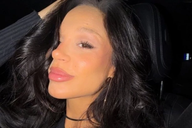 BAČEN SUZAVAC NA NASTUPU TRUDNE EDITE: Pevačica se HITNO OGLASILA, evo u kakvom je stanju!