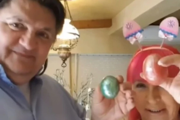 VASKRŠNJI SNIMAK IZ DOMA ZORICE BRUNCLIK RAZNEŽIO FANOVE! Kemiš sa zečjim ušima na glavi, pevačica DOHVATILA ROZE JAJE - spasili su praznik tada!