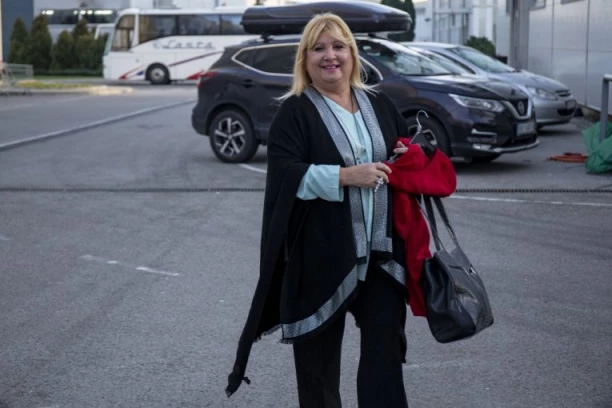 "OKO MU JE ISPALO, JA SAM GA NAŠLA" Naša pevačica gledala KRVAVU MAKLJAŽU, detalji napada u kafani JEŽE DO KOSTIJU: Dobio je tada flašu u glavu