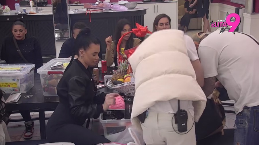 GRCA U SUZAMA! ODREKLI SE LUKE ZBOG TRUDNE ANITE?! Vujovića najbrutalnije PONIZLA porodica pred svima!(VIDEO)