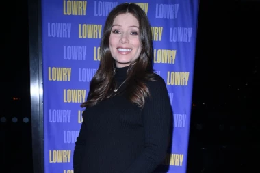 GLUMICU LINČUJU JER U OVIM GODINAMA ŽELI DETE! Brutalne prozivke i osude ispod NAJRADOSNIJE VESTI! (VIDEO)