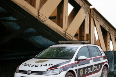 MOST NESTAO U SEKUNDI! Kamion propao u reku, sela odsečena! (FOTO)