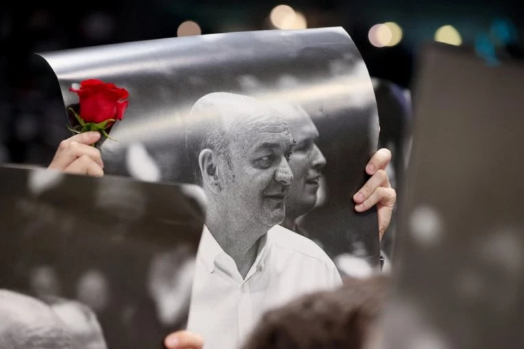 CRNO-BELE SUZE TEKU BEOGRADOM: Komemoracija i potresan oproštaj od Duška Vujoševića (VIDEO)