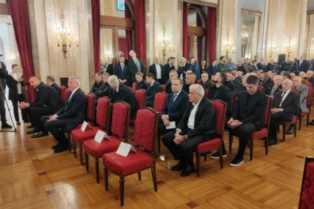 ŽELJKO OBRADOVIĆ NA IVICI SUZA! Legendarni trener utučen na komemoraciji Dušku Vujoševiću! (VIDEO)