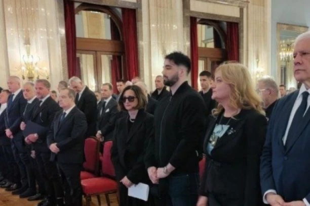 POTRESNE SCENE! Pogledajte kako je žena Duška Vujoševića stigla na komemoraciju - tu je i sin Luka! (VIDEO)
