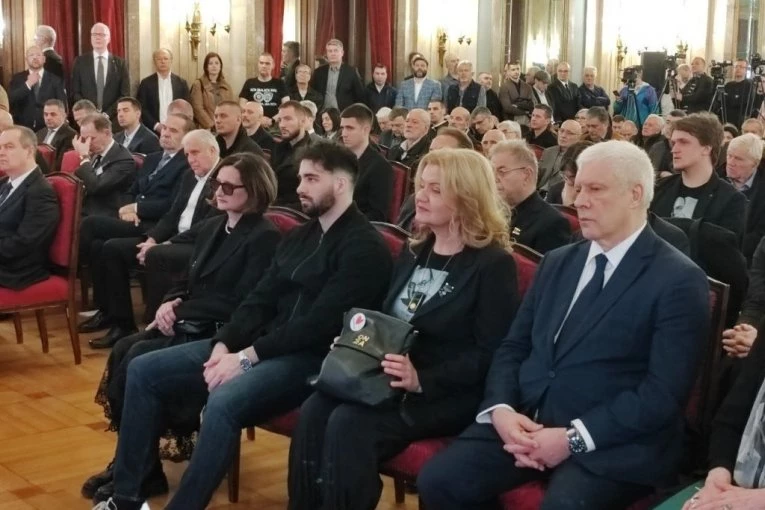 SESTRA DUŠKA VUJOŠEVIĆA ZAPEVALA! Pogledajte jednu od najtežih scena sa komemoracije legendarnom treneru! (VIDEO)