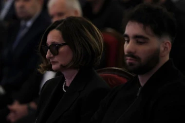 POTRESNE SCENE! Pogledajte kako je žena Duška Vujoševića stigla na komemoraciju - tu je i sin Luka! (VIDEO)