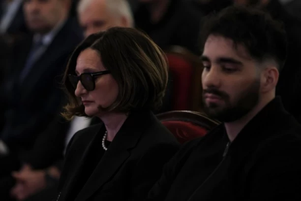 POTRESNE SCENE! Pogledajte kako je žena Duška Vujoševića stigla na komemoraciju - tu je i sin Luka! (VIDEO)
