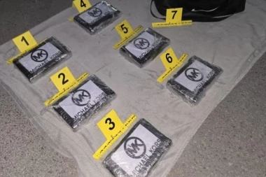 ZAPLENO 6 KILOGRAMA KOKAINA "MAJKL KORS"! Policija zaustavila muškarca iz Temerina, pa na zadnjem sedištu pronašla torbu s OVIM! (FOTO)