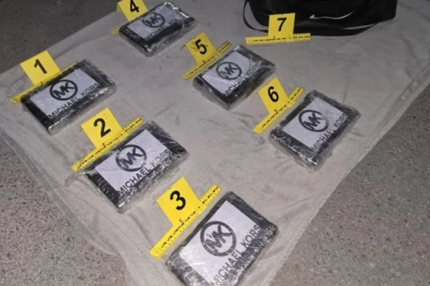 ZAPLENO 6 KILOGRAMA "MAJKL KORS" KOKAINA! Policija zaustavila muškarca iz Temerina, pa na zadnjem sedištu pronašla torbu sa OVIM! (FOTO)