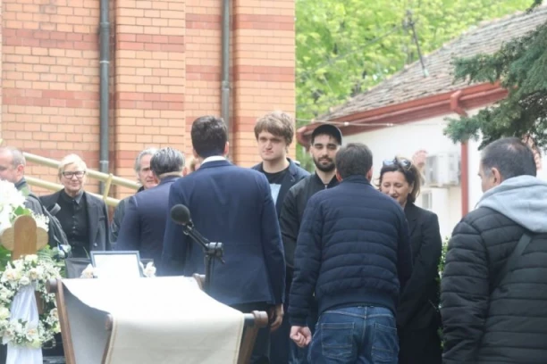NEZAPAMĆENE SCENE! Na sahrani Duška Vujoševića zatekli smo nešto što se nikad ne viđa! (FOTO)