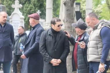 LEGENDARNI PEVAČ STIGAO NA SAHRANU! Evo ko će se među prvima oprostiti od Duška Vujoševića! (VIDEO)