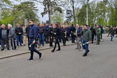 NAVIJAČI PREPLAVILI GROBLJE! Jedan detalj sa sahrane Duška Vujoševića će vam zapasti za oko (VIDEO)