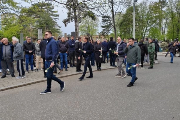 NAVIJAČI PREPLAVILI GROBLJE! Jedan detalj sa sahrane Duška Vujoševića će vam zapasti za oko (VIDEO)