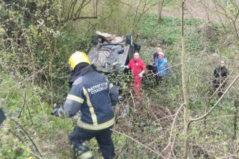 Vatrogasci-spasioci izvukli vozača iz prevrnutog auta