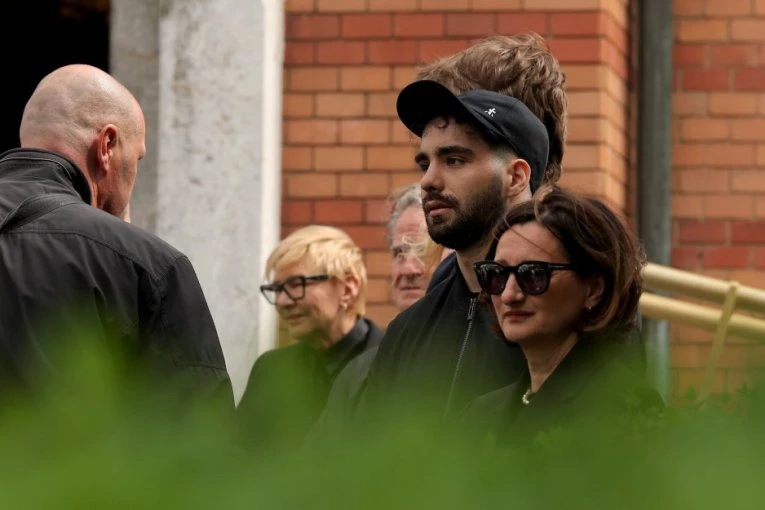NAJTEŽA SCENA SA SAHRANE! Pogledajte šta rade žena i sin Duška Vujoševića - ona jedva stoji na nogama! (FOTO, VIDEO)