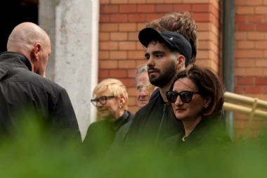 NAJTEŽA SCENA SA SAHRANE! Pogledajte šta rade žena i sin Duška Vujoševića - ona jedva stoji na nogama! (FOTO, VIDEO)