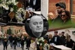 SAHRANA DUŠKA VUJOŠEVIĆA: Suze teku Novim grobljem, naroda je sve više i više! (FOTO, VIDEO)