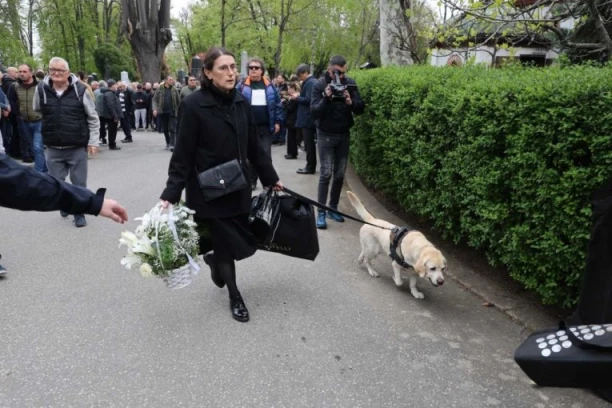 DIRLJIVA SCENA! I najverniji prijatelj Duška Vujoševića je stigao na sahranu - ovaj detalj će vas rasplakati! (VIDEO)