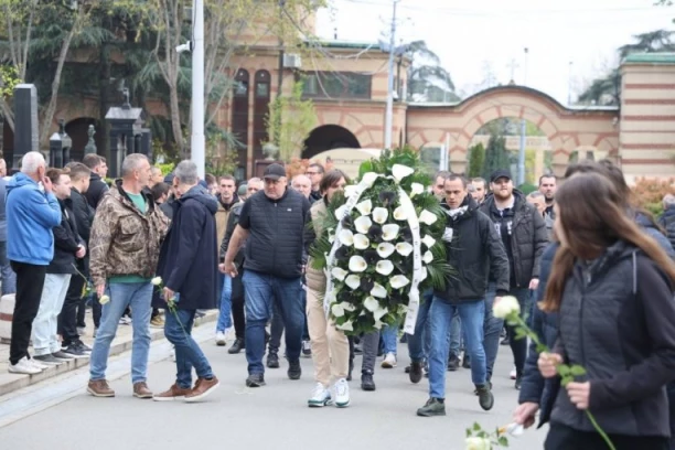 PARTIZANOV AS NOSIO DUŠKOV KRST: Evo i koje legende su ponele Vujoševića na večni počinak! (VIDEO)