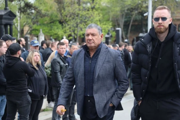 POSLEDNJI POZDRAV! Miško Ražnatović i Džanan Musa na sahrani Duška Vujoševića (VIDEO)