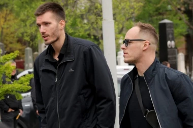 PETRUŠEV NA SAHRANI DUŠKA VUJOŠEVIĆA! Srpski reprezentativac odao počast slavnom treneru! (VIDEO)