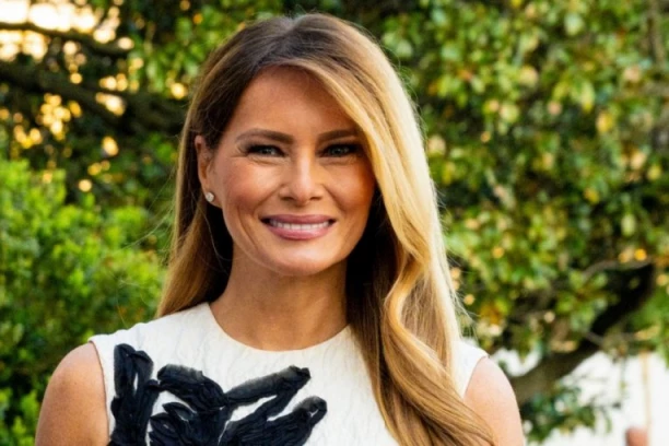 IZGUŽVANA HALJINA Melanije Tramp pokrenula lavinu komentara: Stajling koji je podelio svet i zaustavio sve poglede (GALERIJA)