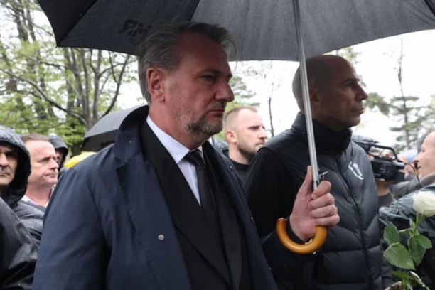 PENJAROJA STIGAO NA NOVO GROBLJE: Španac došao sa Ostojom da isprati Duška Vujoševića! (VIDEO)