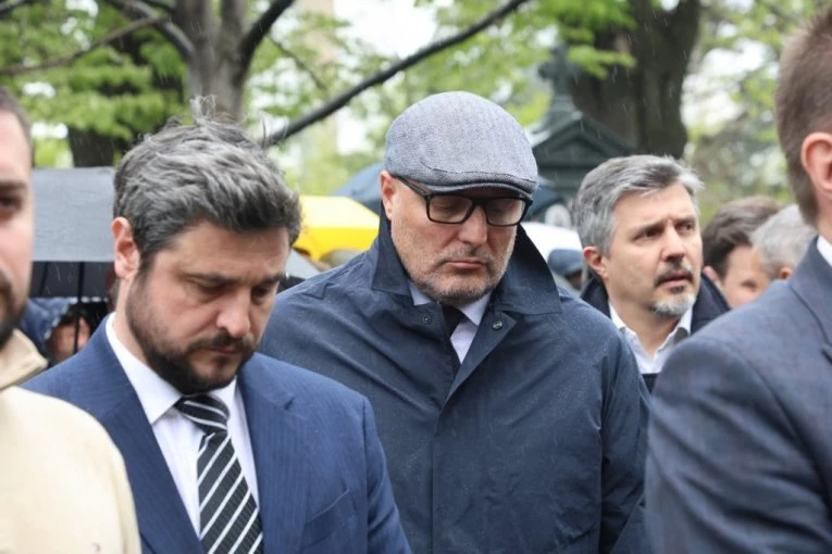 RETKO KO BI GA PREPOZNAO: Pogledajte kako je Sale Đorđević došao na sahranu Duška Vujoševića! (VIDEO)