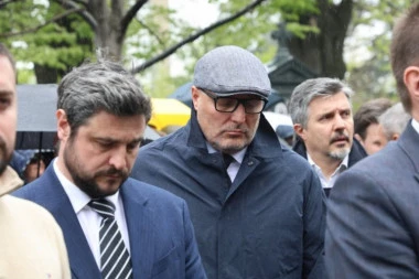 RETKO KO BI GA PREPOZNAO: Pogledajte kako je Sale Đorđević došao na sahranu Duška Vujoševića! (VIDEO)