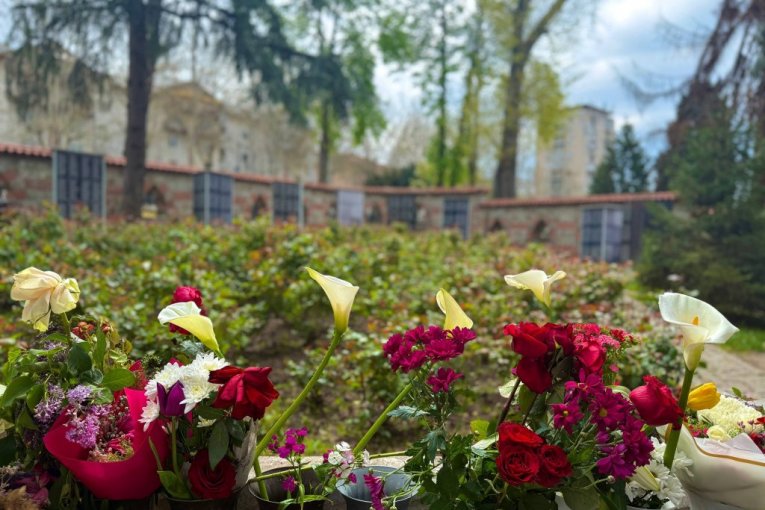 Ovde počiva Vasilija Radojčić – pepeo pevačice posut u Vrtu sećanja na Novom groblju u Beogradu