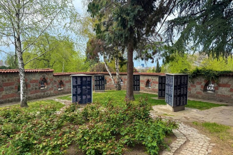 Ovde počiva Vasilija Radojčić – pepeo pevačice posut u Vrtu sećanja na Novom groblju u Beogradu