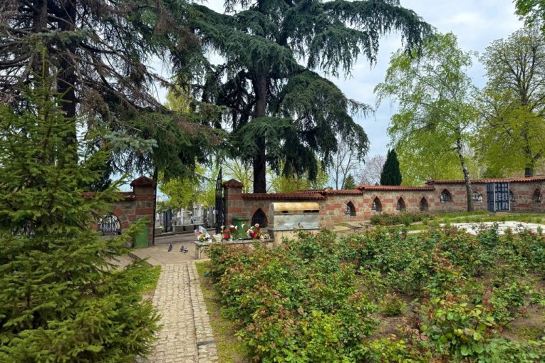 Ovde počiva Vasilija Radojčić – pepeo pevačice posut u Vrtu sećanja na Novom groblju u Beogradu