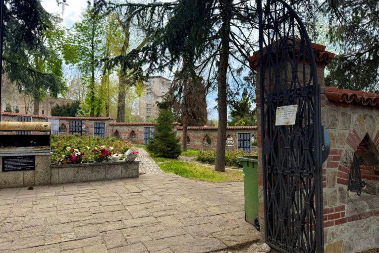 Ovde počiva Vasilija Radojčić – pepeo pevačice posut u Vrtu sećanja na Novom groblju u Beogradu