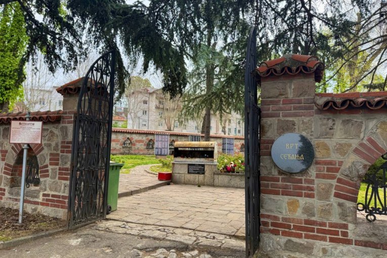 Ovde počiva Vasilija Radojčić – pepeo pevačice posut u Vrtu sećanja na Novom groblju u Beogradu