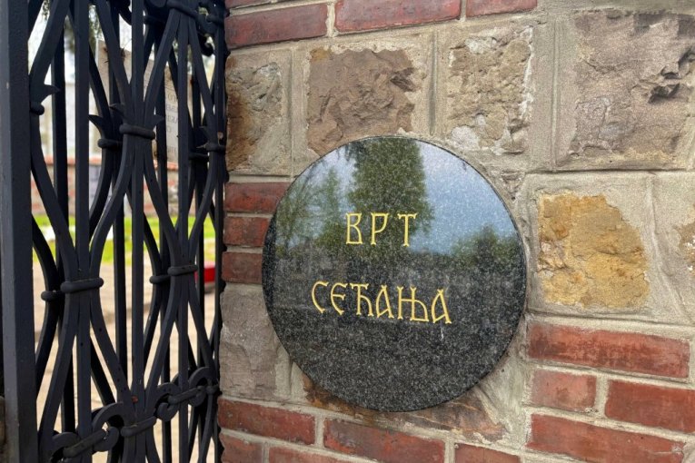 Ovde počiva Vasilija Radojčić – pepeo pevačice posut u Vrtu sećanja na Novom groblju u Beogradu