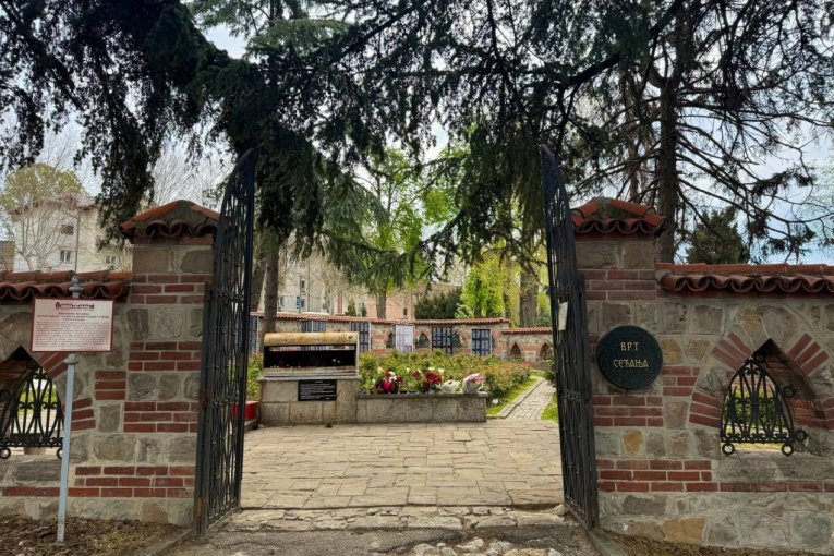 Ovde počiva Vasilija Radojčić – pepeo pevačice posut u Vrtu sećanja na Novom groblju u Beogradu