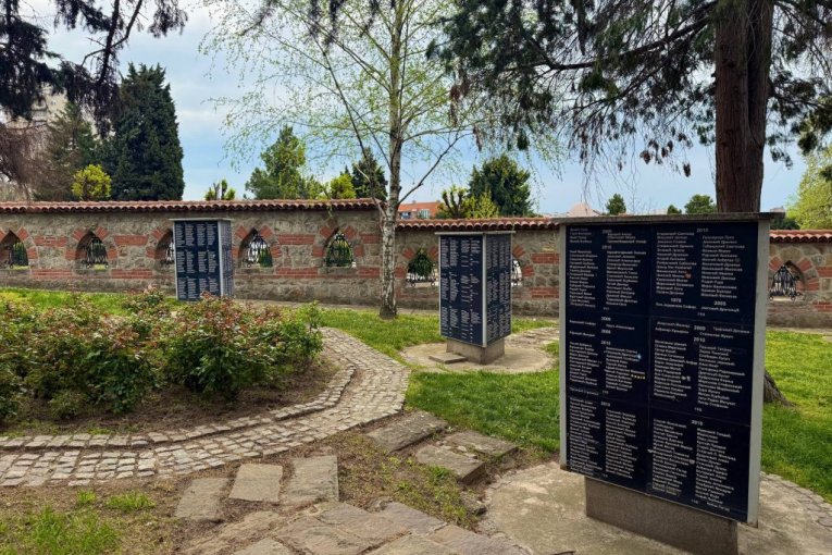 Ovde počiva Vasilija Radojčić – pepeo pevačice posut u Vrtu sećanja na Novom groblju u Beogradu