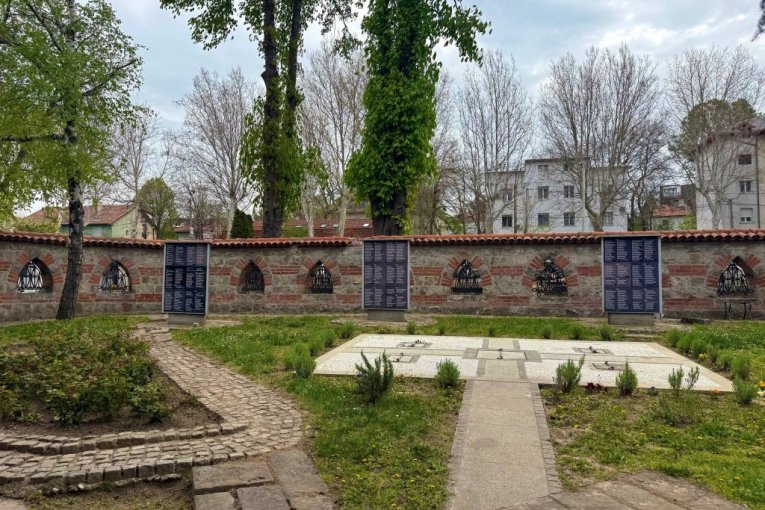 Ovde počiva Vasilija Radojčić – pepeo pevačice posut u Vrtu sećanja na Novom groblju u Beogradu