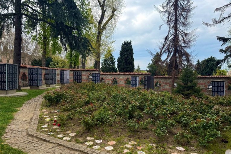 Ovde počiva Vasilija Radojčić – pepeo pevačice posut u Vrtu sećanja na Novom groblju u Beogradu