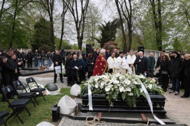 OVAKO SU GROBARI ISPRATILI VUJOŠEVIĆA! Duško na sahrani dobio pesmu od najvernijih navijača - od ovih scena suze same teku! (VIDEO)