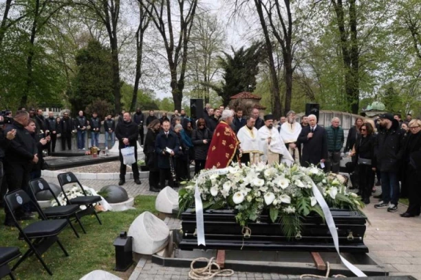OVAKO SU GROBARI ISPRATILI VUJOŠEVIĆA! Duško na sahrani dobio pesmu od najvernijih navijača - od ovih scena suze same teku! (VIDEO)