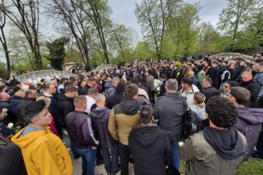 REKAO DA MU NIJE PRIJATELJ, PA MU DOŠAO NA SAHRANU: Legendarni srpski trener ipak ispratio Vujoševića na večni počinak!