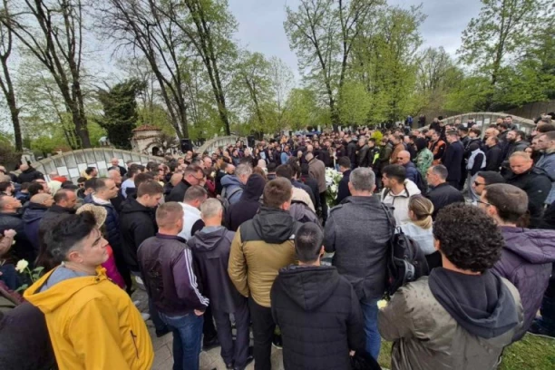 REKAO DA MU NIJE PRIJATELJ, PA MU DOŠAO NA SAHRANU: Legendarni srpski trener ipak ispratio Vujoševića na večni počinak!